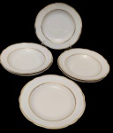 Real. Seis pratos fundos em porcelana nacional esmaltada na cor branca, com bordas onduladas e filetes em ouro. Medidas: 4 x 23 cm. Em ótimo estado.