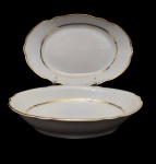 Real. Saladeira e travessa em porcelana nacional esmaltada na cor branca, com bordas onduladas e filetes em ouro. Medidas: 6 x 28x19,5 cm e  4 x 32 x21 cm. Em ótimo estado.