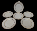Real. Seis pratos para pão em porcelana nacional esmaltada na cor branca, com bordas onduladas e filetes em ouro. Medidas: 17 cm. Em ótimo estado.