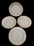 Real. Seis pratos para sobremesa em porcelana nacional esmaltada na cor branca, com bordas onduladas e filetes em ouro. Medidas:18 cm. Em ótimo estado.