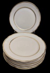 Real. Seis pratos rasos em porcelana nacional esmaltada na cor branca, com bordas onduladas e filetes em ouro. Medidas: 23 cm. Em ótimo estado.