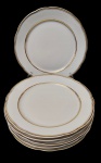 Real. Seis pratos rasos em porcelana nacional esmaltada na cor branca, com bordas onduladas e filetes em ouro. Medidas: 23 cm. Em ótimo estado.