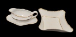 Real. Saladeira e molheira em porcelana nacional esmaltada na cor branca, com bordas onduladas e filetes em ouro. Medidas: 6,5 x 18 x 18 cm e 10  x24 x 15 cm.. Em ótimo estado.