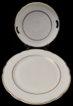Real. Duas travessas redonda em porcelana nacional esmaltada na cor branca, com bordas onduladas e filetes em ouro. Medidas: 3 x 32 cm e  3,5 x 26,5 cm.. Em ótimo estado.