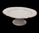 Real. Fruteira em porcelana nacional esmaltada na cor branca, com bordas onduladas e filetes em ouro. Medidas: 9,5 x 26,5 cm. Em ótimo estado.