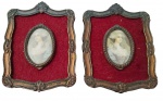 Par de quadros antigos em metal com acabamento em relevo, fundo revestido em veludo na cor vermelha, contendo miniaturas ovais com retratos femininos ao centro. Verso forrado e com suporte para fixação. Medidas: 17 x 13 cm.