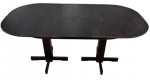 Antiga mesa de madeira, de formato oval, com tampa extensível  e pés estruturais retos. Medidas: 178,5 cm (aberta) / 142 cm (fechada) x 95 x 79,5 cm. Necessita de polimento/lustro, apresentando marcas de uso compatíveis com o tempo.