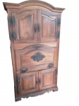 Antigo louceiro em madeira nobre, com portas superiores e inferiores, apresentando interior com prateleiras e compartimentos, além de tampo frontal basculante, acabamento entalhado, ferragens trabalhadas e linhas clássicas com topo arqueado. Medidas: 190 x 107 x 42 cm.