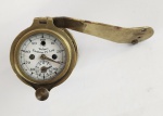 Odometro Náutico Walker excelsius IV log. Usado para medir a velocidade do navio .ORIGEM INGLATERRA. MARCA WALKER'S. MODELO "EXCELSIOR IV". FABRICANTE WALKER & SON, LTD. CERCA DE 1930. MEDIDAS 15 CM ALT X 25 CM COMPRIMENTO X 9,5 CM LARGURA. PESO 1,6 QUILOS. SEM CONHECIMENTO SOBRE AS CONDIÇÕES DE FUNCIONAMENTO. É um instrumento antigo, pouco usado hoje em dia, porém é fácil de montar e fornece resultados bastante precisos. Atualmente, os navios mantêm o odômetro de superfície como equipamento de emergência.Durante o funcionamento do odômetro de superfície, quando o navio se desloca o hélice adquire um movimento de rotação que, através da linha e do volante, é transmitido ao contador, em cujo mostrador se pode ler, a cada instante, o total da distância navegada desde que o instrumento foi lançado ao mar.