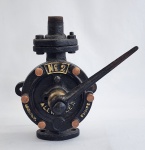 Bomba náutica importada Allweiler, Alemanha, em ferro patinado usada pelos navios para retirada de água do convés,  em bom estado de conservação. Medindo: 26 x 19 cm.