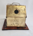 Bitacula de mão sem bússulas caixa em metal dourado.  início do século XX, keiki seisakusho ltd trade mark amacasaki japan Vidro bisotado. II GUERRA MUNDIAL. Medindo: 24 x 25 x 22 cm.