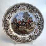 CHURCHILL-ENGLAND - Lindo prato decorativo em porcelana, ao centro cena de caça do renomado pintor inglês John Frederick Herring (1795-1865) ladeado por riquíssimos detalhes. Med 25,5 cm diâmetro.