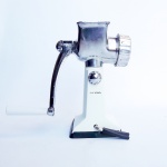 Moedor de carne americano, da família Rival, que inclui picador de gelo, espremedor, fatiador etc. Funcionando Med 22c23cm