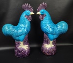 Par de galos em porcelana esmaltada na cor azul. Medindo: 35 x 18 x 10 cm