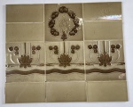 INGLATERRA (CIRCA - 1900) Quatro azulejos e 7 barras art nouveau, esmaltados. Medindo: 15,5 x 15,5 cm e 15 x 7,5cm.