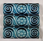 ALEMANHA (CIRCA - 1900) - Três azulejos/ barras art nouveau, esmaltadas na cor azul com decoração em relevo. Medindo: 5 x 15 cm.