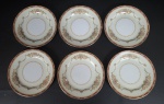 NORITAKE, Nippon Toki Kaisha - Seis pratos para pão em porcelana japonesa esmaltada nas cores branca e creme, decoração de ramos flores e volutas, bordas filetadas a ouro. Manufatura no verso. Medindo: 16 cm.