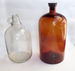 Lote com dois vidros, sendo um de farmácia grande dimensão 4,5litros, com tampa e outro americano de xarope de Pepsi cola 1 galão. 40cm e 30cm.