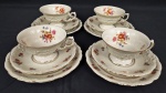 KPM - Kristen Porzellan-Manufaktur, Waldenburg, Polônia (Fundada em 1831 por Carl Kristen) - Quatro trios para chá em porcelana polonesa esmaltada na cor marfim com rica decoração de flores policroma, detalhes em alto relevo e filetes em ouro. Sendo 4 xícaras de chá com seus pires e 4 pratos para sobremesa. Manufatura no verso. Prato mede: 17,5 cm.