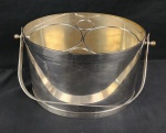 Balde de gelo / champanheira oval em metal espessurado a prata, parte central com divisória. Medida com alça: 33 cm e 20 X 21 X 29 cm.