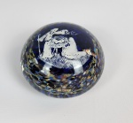 CÁ D’ORO, Seguso - Peso de papel em vidro de Murano. Com representação católica. Medindo: 6 x 9,5 cm. 