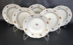 TIELSCH WALBRZYCH - Seis pratos fundos em porcelana polonesa, decoração policroma de flores, filetes de ouro, bordas com volutas em relevo, sobre fundo branco.  Manufatura no verso. Medindo: 5 x 24 cm.