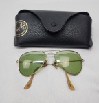 Vintage Óculos de Sol Ray Ban BL 1970/ 80`s Aviador Pequeno 12cm Dourado e Esverdeado Americano. Lentes cristais assinadas BL. Acompanha estojinho da Ray ban preto mais moderno