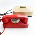 Dois antigos telefones, um GTE tijolinho vermelho e outro italiano, raro modelo. Sem teste.