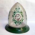 Antigo Globo de teto em cristal lapidado verde e grená, com decoração de flores e folhas e plafonier verde. 28cm Alt  27,5cm diâmetro do plafonier
