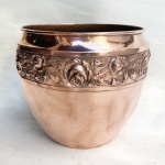 Cachepot em cobre, apresenta barra com rosas. Med 20 cm diam 20 cm alt 