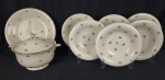 Pirkenhammer Czechoslovakia - Sopeira com presentoir e 6 pratos fundos em porcelana tcheca, esmaltados na cor marfim, decoração de flores policroma, bordas abauladas e filetes em ouro. Manufatura no verso. Medindo; 21 x 30 x 24 cm, 32 cm e 4 x 25 cm.