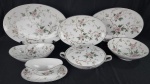 Noritake China, Japan -  Parte de serviço para jantar em porcelana japonesa modelo Chatham, esmaltados na cor branca, com elegante decoração de flores, folhas e galhos policroma. Filetes em prata. Composto de sopeira, molheira, 2 saladeiras e 3 travessas Manufatura no verso. Medindo;  12 x 29 x 23 cm, 8 x 24 x 14 cm,  7,5 x 25 x 17 cm,  7 x 23 cm, 31 x 21 cm, 36 x 23,5 cm e 41 x 27,5 cm.  Uma travessa com bicado.