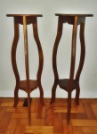 Duas colunas em madeira. Medindo: 79 x 23 e 78 x 25 cm.