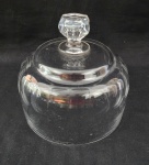 BACCARAT, France - Tampa de manteigueira em cristal translucido, lapidação dedão. Medindo; 18 x 19 cm.