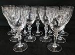 Onze taças para vinho branco em cristal translucido com lapidação de estrelinhas. Marca ao fundo. Medindo: 16 x 7 cm.