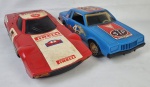 Brinquedo antigo - Dois carros de corrida em plástico rígido. Medindo: 42 x 20 cm e 40 x 15 cm. Marcas de uso. Não testado sem garantias de funcionamento.