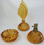 Conjunto para toilette em vidro na cor âmbar. Medindo: 8 x 8 cm, 18 x 8 cm  e 4 x 8 cm. Com avarias. VER FOTOS EXTRAS.