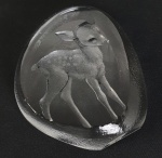 Peso de papel em vidro translúcido. Medindo: 12 x 11 cm.