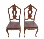 Par de cadeiras com assentos de couro na cor marrom, medidas; 100 x 45 x 45 cm