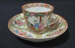 CIA DAS INDIAS - Antigo xícara em porcelana chinesa policromada e esmaltada com decoração oriental; medindo 11,5 cm e 5 x 7 cm