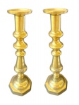 Par de castiçal em bronze dourado sobre base sextavada; medindo 37,5 x 13 x 13 cm