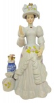 AVON MRS. ALBEE AWARD - . Escultura  de coleção, troféu adquirido as melhores vendedoras da dec. 80; confeccionado em pasta de porcelana ( bibelô)  com trajes vitorianos, guarda-chuva e bolsa decorada, com acabamento refinado e pintura manual. Modelo comemorativo de edição limitada 2013, Avon brasileira; Medindo  26,5 x 16,5 cm