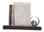 Antigo  porta retrato com diferente design, confeccionado com metal prateado, sobre base de madeira; Medindo;  21 X 28 cm