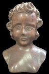 ART NOVEAU - Antiga escultura confeccionado e bloco de madeira entalhada, com ricos detalhes, representando " Menina"; Medindo 19 x 14,5 cm