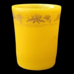 OPALINA - Copo em opalina francesa no tom amarelo, decorado com folhagens em dourado; Medindo 7 X 5,5 cm possui fio de cabelo
