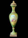 SEVRES. França séc. XIX.  ânfora em rica porcelana na cor predominante verde, com rica bronzeria. Apresenta graciosa pintura a mão, assinada, em cena de galanteio, com rica paleta de cores e em policromia. Apresenta pinturas à ouro com flores, folhas, arabescos; Medindo 30 x 9 cm