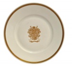 ROSENTHAL SELB BAVARIA - Prato decorativo em porcelana alemã branca com decoração no centro brasão de armas, ornamento na forma de escudo, com flores, coroa e elmo, indicativo da realeza, com borda trançada em dourado, 1497; Medindo 19,5 cm