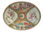 CIA DAS INDIAS - Antiga travessa em pesada porcelana chinesa " Família Rosa" esmaltado e policromado, com decoração oriental, na forma oval; Medindo 4 X 34 X 26 cm