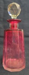 Antigo perfumeiro, confeccionado em cristal em tom  de "rubi " em degradê, com tampa em esfera translúcida lapidada; Medindo 13 x 5,5 cm