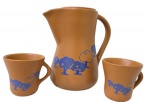 Trio contendo 1 jarra e 2 canecas, confeccionado em cerâmica em tom marrom decorado com casas em tom tom azul; Medindo 23 X 21 cm e 9 X 11 cm
